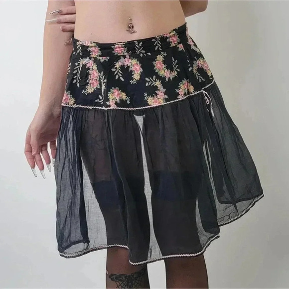 Vintage 1950's / 1960's Tie Back Chiffon Lace Floral Black Maid Kitchen Apron - Picture 5 of 5